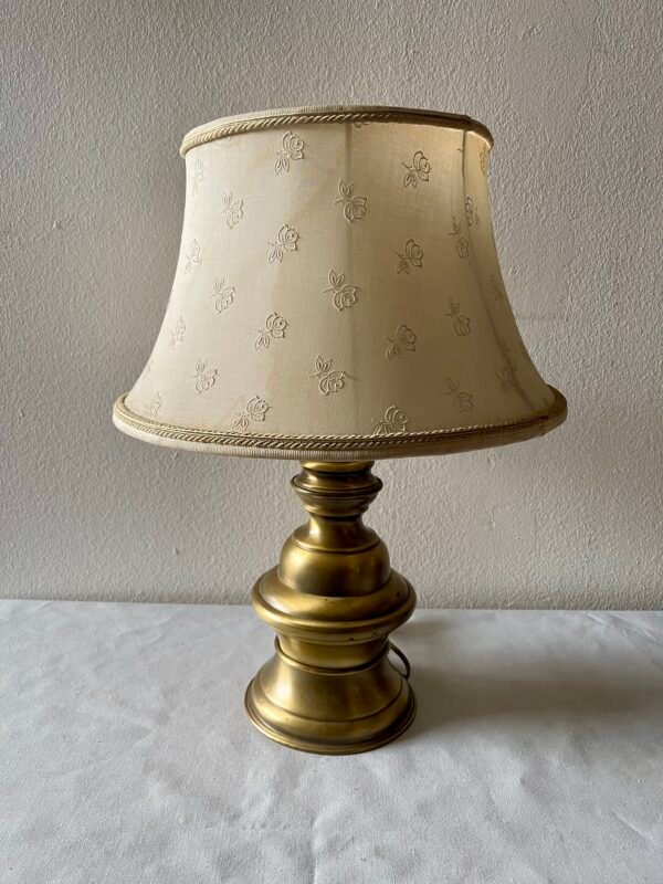 Elegante Lampada da Tavolo Vintage con Base in Ottone e Paralume Ricamato - Image 5