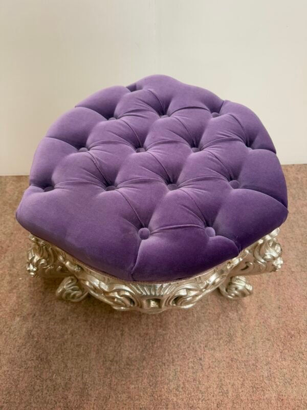 Sgabello Barocco Rococò in Legno Intagliato Argentato e Velluto Viola Capitonnè - Image 2