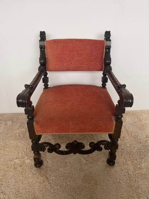 Poltrona Rinascimentale in Legno Intagliato e Velluto Rosso