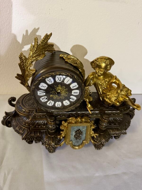 Orologio da Tavolo in Bronzo Dorato con Putto e Dettagli Classici - Image 3