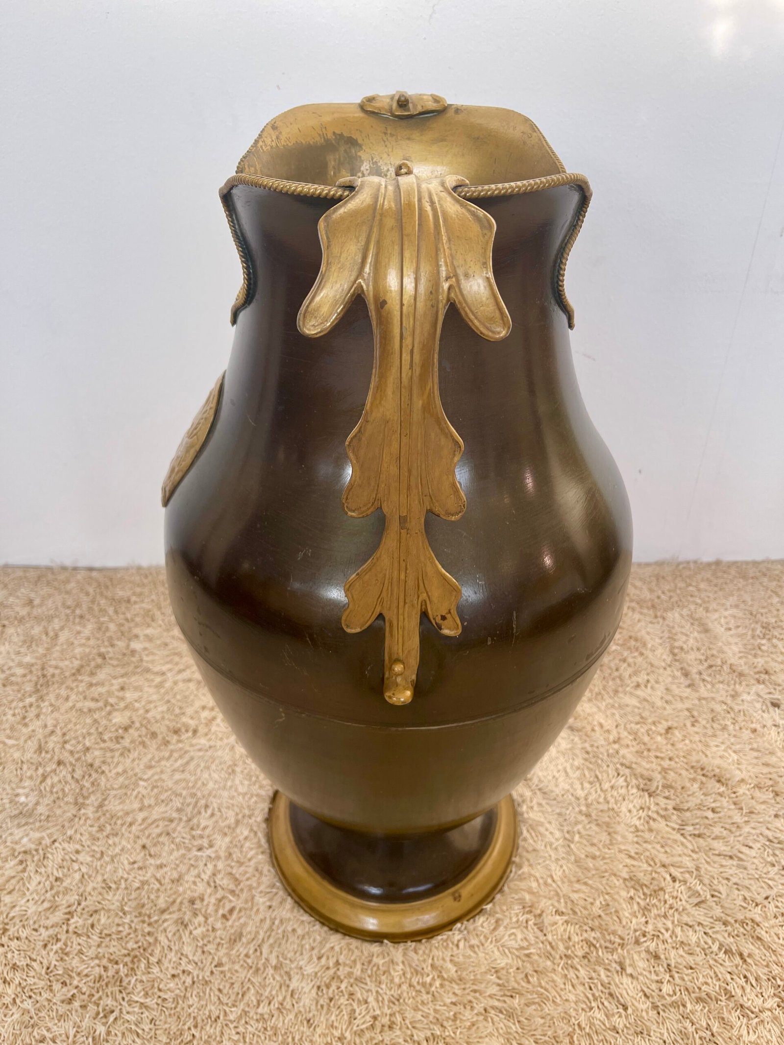 Prestigiosa brocca vintage in ottone brunito con manici ornamentali – Eleganza d’altri tempi - Image 4