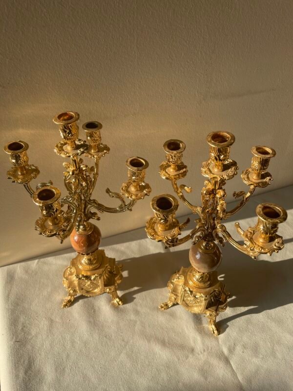 Coppia di Candelabri di Lusso a Cinque Fiamme in Bronzo Dorato e Marmo - Image 5