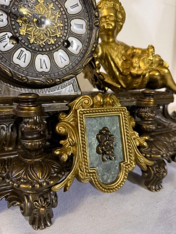 Orologio da Tavolo in Bronzo Dorato con Putto e Dettagli Classici - Image 2