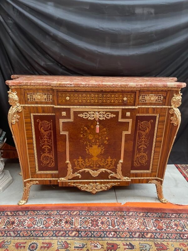 Importante Credenza in Stile Luigi XVI – Intarsiata e con Bronzi Dorati, Piano in Marmo