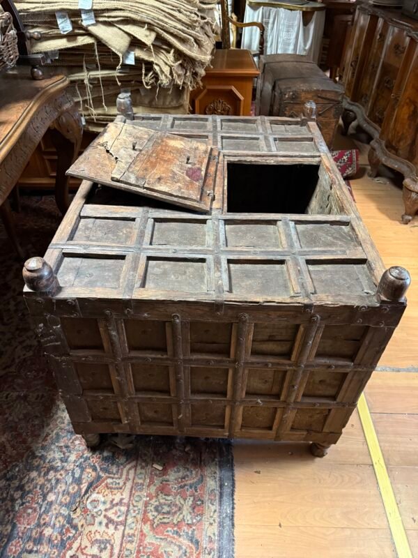 Cassapanca Etnica in Legno Massello e Ferro Battuto Chiodato - Image 4