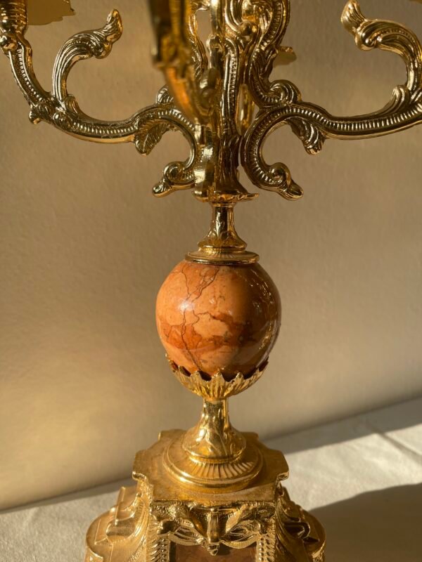 Coppia di Candelabri di Lusso a Cinque Fiamme in Bronzo Dorato e Marmo - Image 4