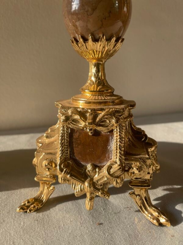 Coppia di Candelabri di Lusso a Cinque Fiamme in Bronzo Dorato e Marmo - Image 3