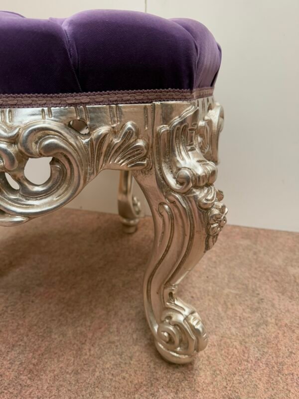 Sgabello Barocco Rococò in Legno Intagliato Argentato e Velluto Viola Capitonnè - Image 3