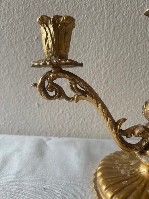 Coppia di candelabri Rococò in bronzo dorato - Image 2