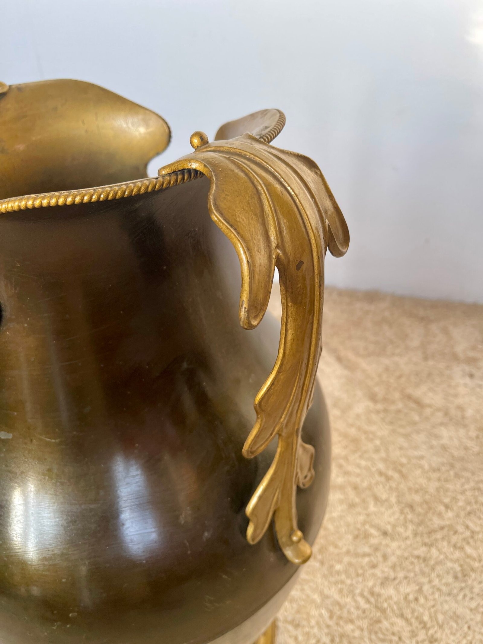 Prestigiosa brocca vintage in ottone brunito con manici ornamentali – Eleganza d’altri tempi - Image 6