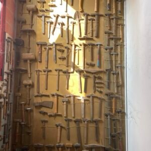 Collezione Museale di Martelli Antichi e Utensili da Falegname, Display da Muro