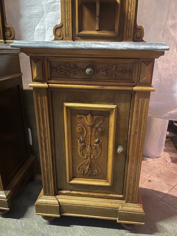 Coppia di Comodini Antichi in Legno con Piano in Marmo - Image 3