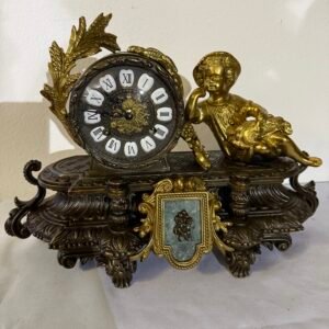 orologio da tavolo in Bronzo Dorato con Putto e Dettagli Classici
