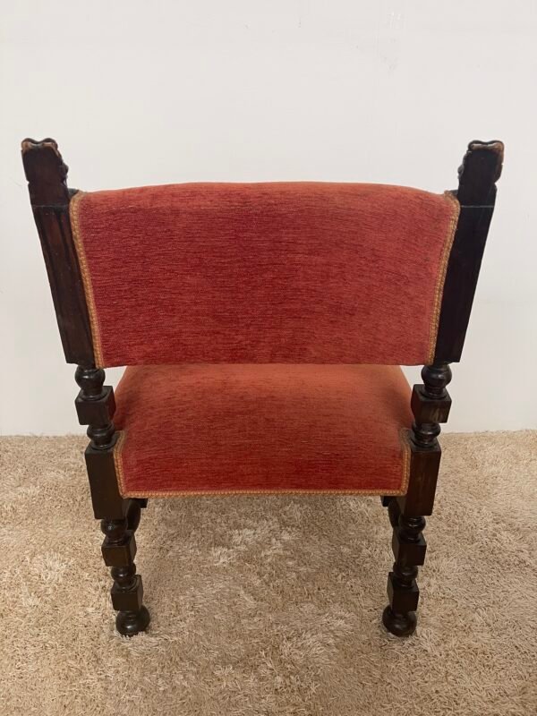 Poltrona Rinascimentale in Legno Intagliato e Velluto Rosso - Image 3
