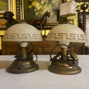 Collezione di Spade e Rapiere Antiche in Vetrina Espositiva Sfarzosa
