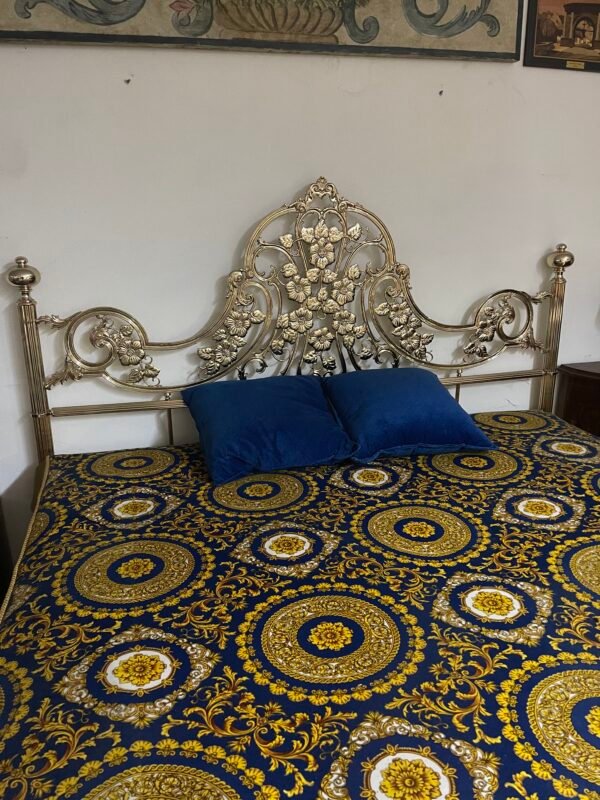 Letto matrimoniale in metallo dorato con decorazioni floreali - Image 3