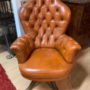 Poltrona Chesterfield in pelle con base girevole
