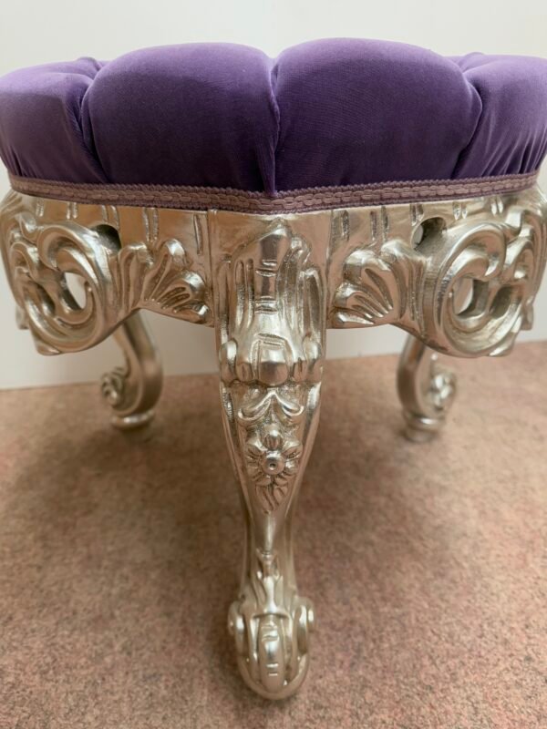 Sgabello Barocco Rococò in Legno Intagliato Argentato e Velluto Viola Capitonnè - Image 4