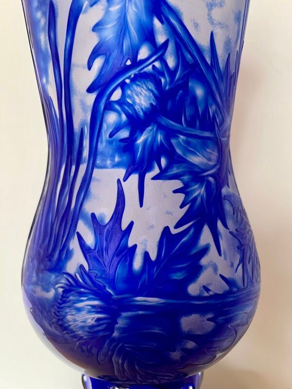 Vaso Artistico in Cristallo Blu Cobalto Inciso a Mano – Opera Unica - Image 7