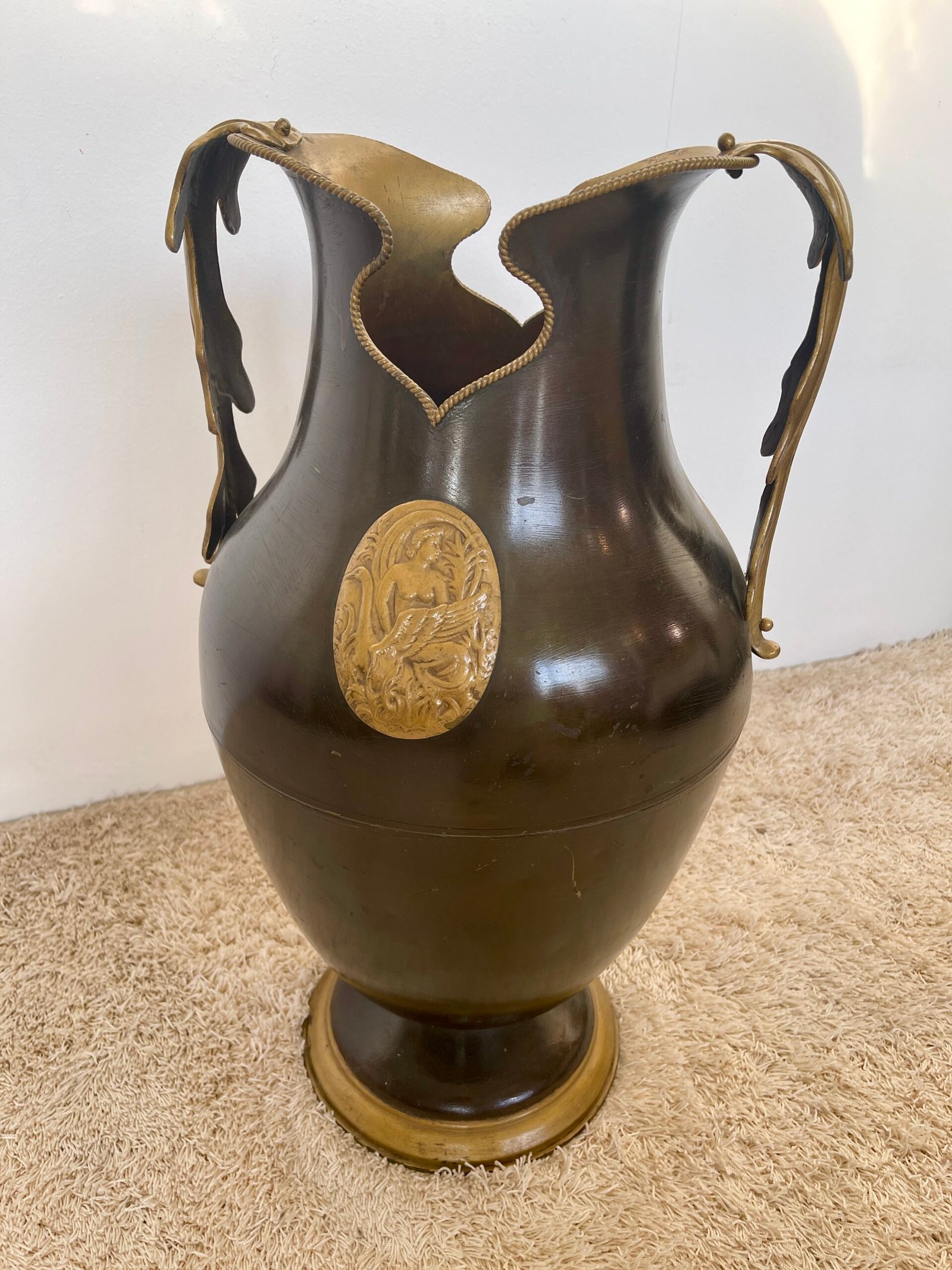 Prestigiosa brocca vintage in ottone brunito con manici ornamentali – Eleganza d’altri tempi - Image 3