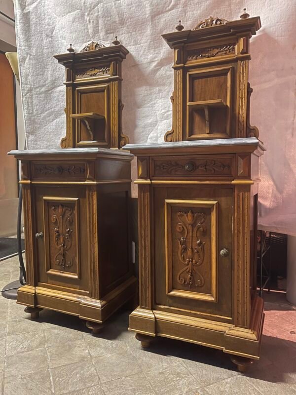 Coppia di Comodini Antichi in Legno con Piano in Marmo - Image 5