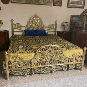 Letto matrimoniale in metallo dorato con decorazioni floreali