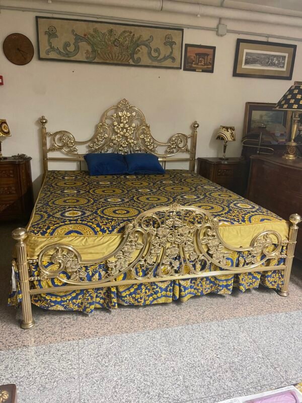 Letto matrimoniale in metallo dorato con decorazioni floreali