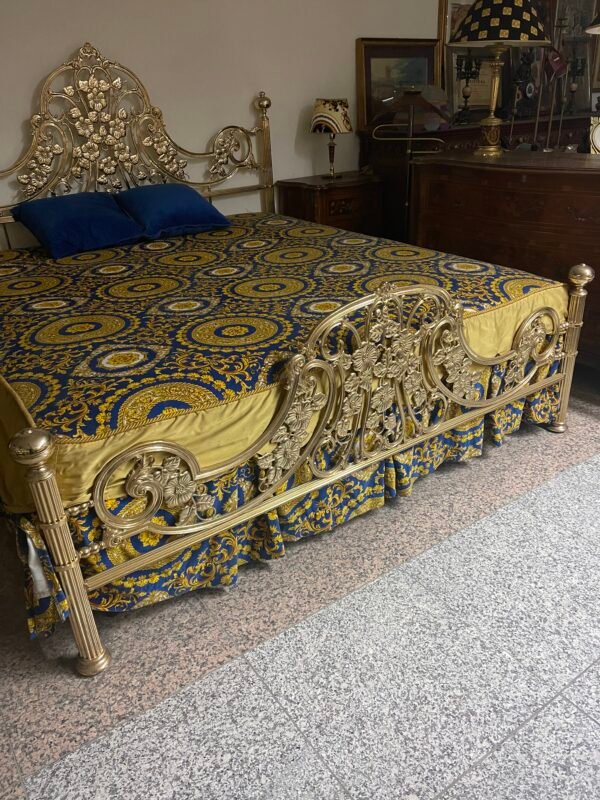 Letto matrimoniale in metallo dorato con decorazioni floreali - Image 4