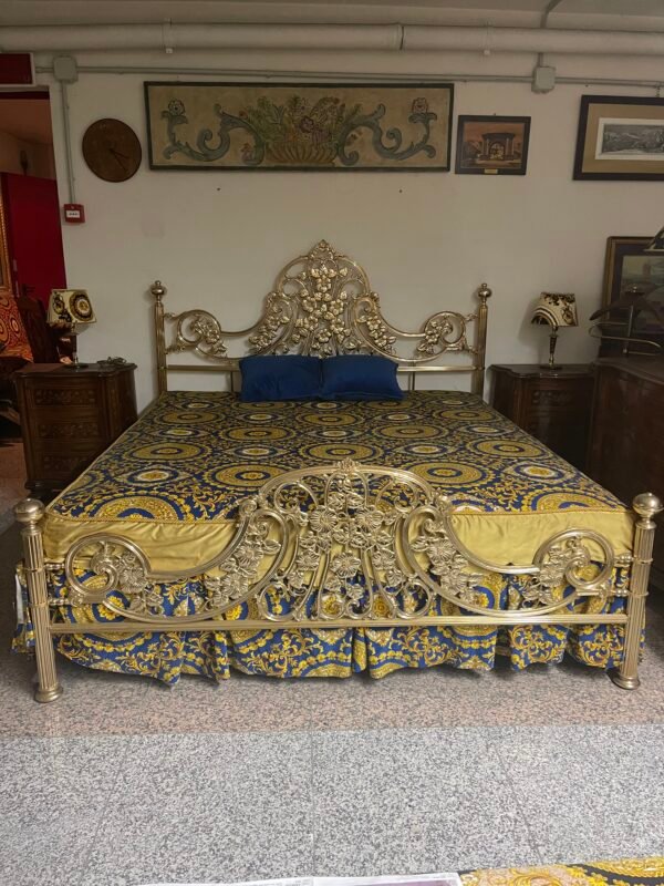 Letto matrimoniale in metallo dorato con decorazioni floreali - Image 2
