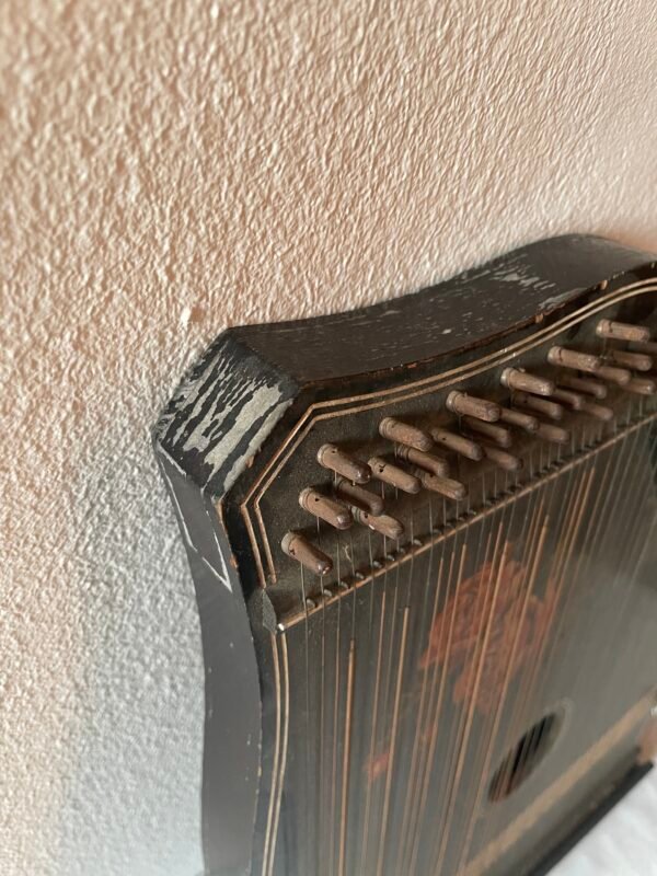 Zither Antico con Decorazioni Floreali Dipinte a Mano - Image 4