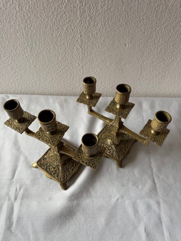 Coppia di Candelabri a Tre Fiamme in Ottone Decora - Image 3