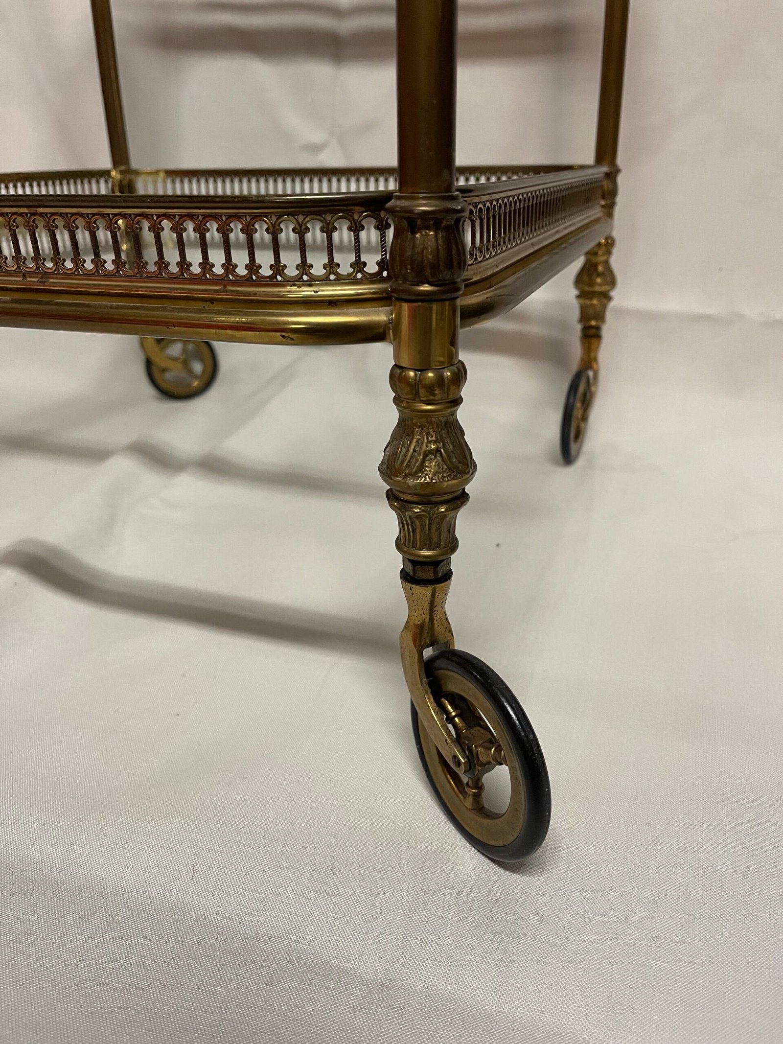 Carrello da tè in stile Impero con struttura in ottone e ripiani in vetro - Image 3