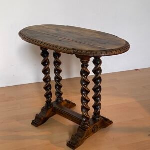 Tavolino in legno tornito con piano ovale intagliato, Italia, anni '40.