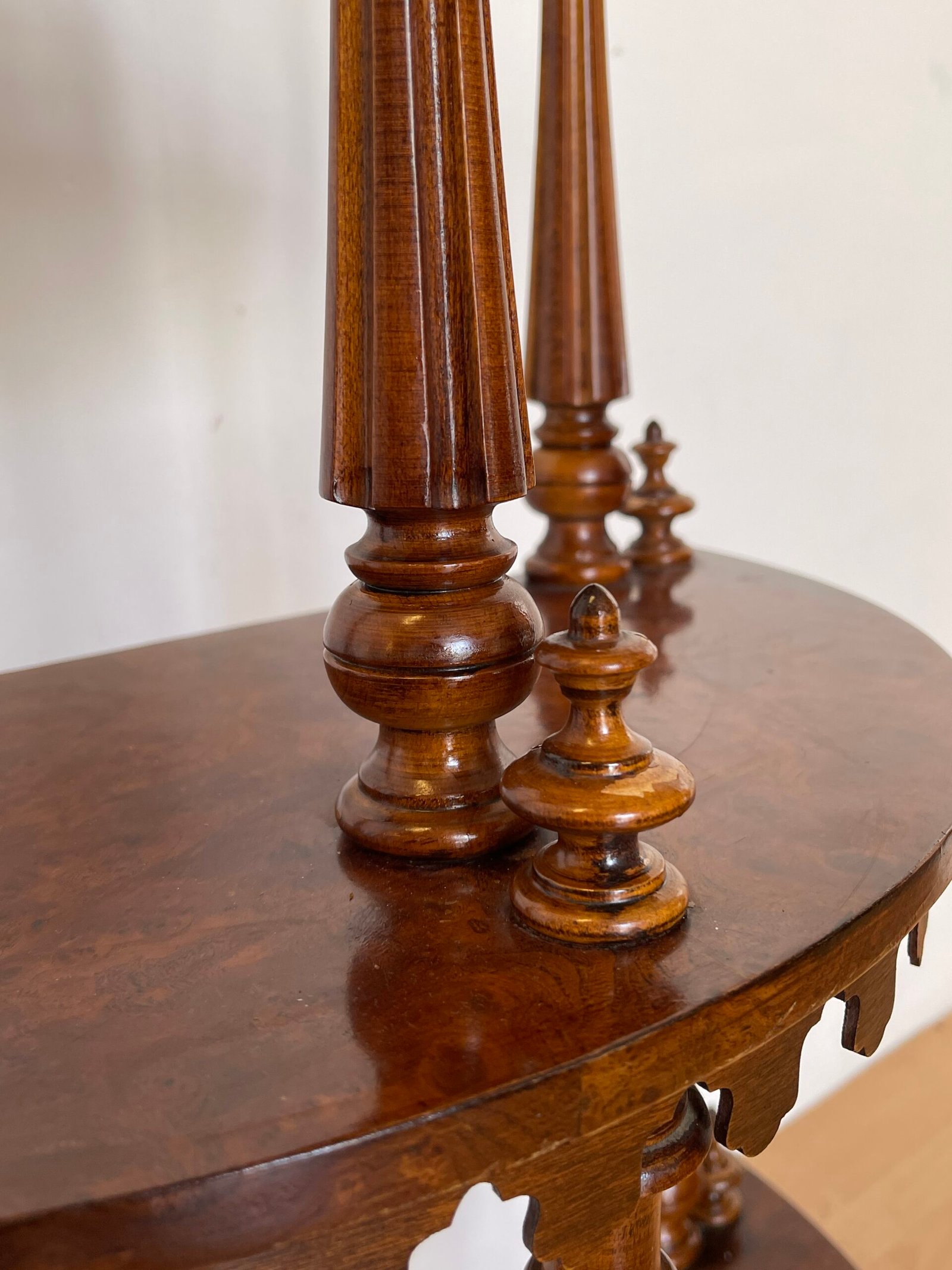 Mobile angolare in legno intagliato con 4 ripiani, stile italiano anni '60 - Image 5