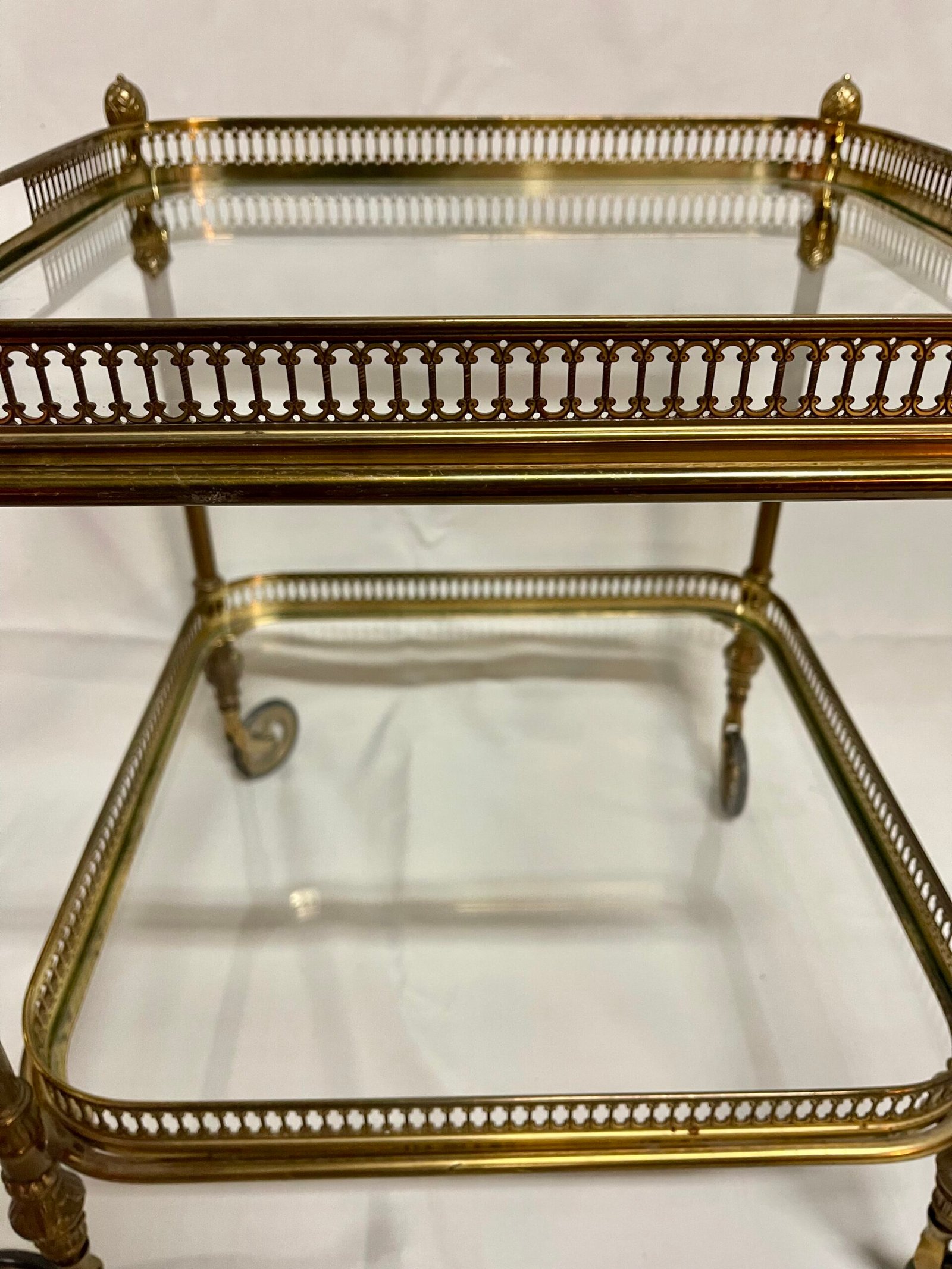 Carrello da tè in stile Impero con struttura in ottone e ripiani in vetro - Image 8