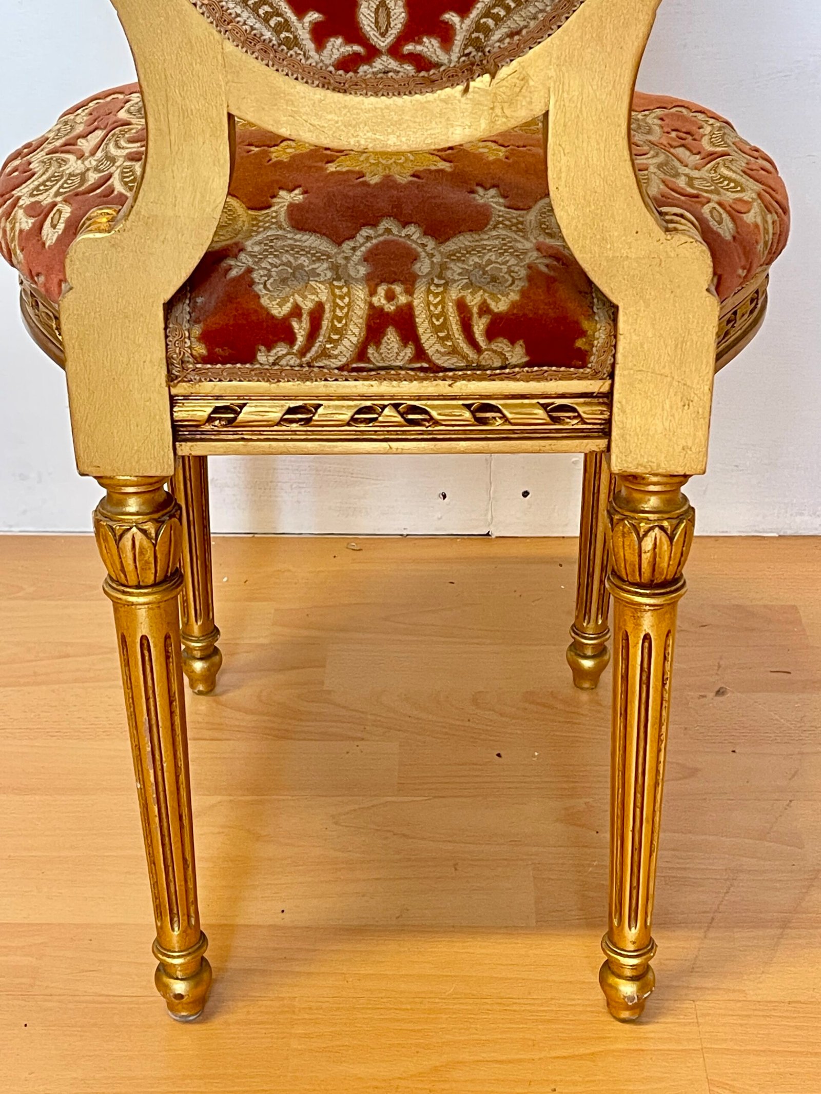 Coppia di Sedie in Stile Luigi XVI – Intagli Dorati e Tappezzeria Barocca - Image 7