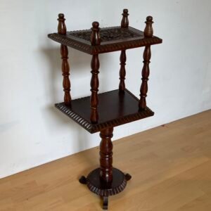 Tavolino Intagliato in Legno Massello con Base a Tre Piedi