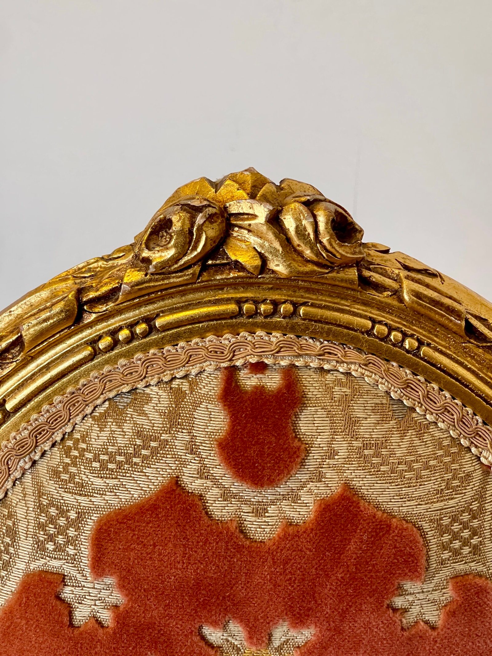 Coppia di Sedie in Stile Luigi XVI – Intagli Dorati e Tappezzeria Barocca - Image 4