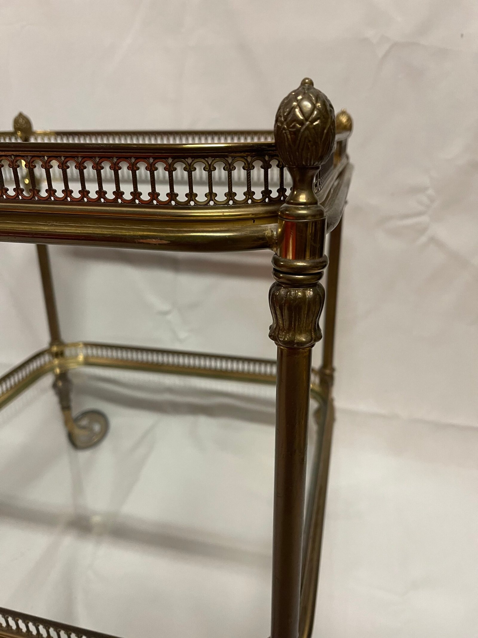 Carrello da tè in stile Impero con struttura in ottone e ripiani in vetro - Image 2