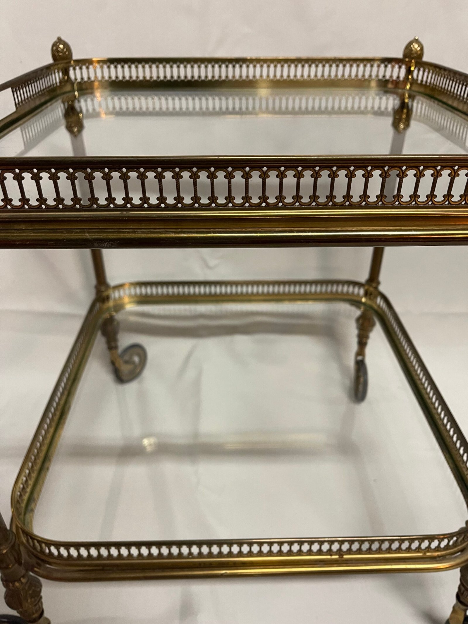 Carrello da tè in stile Impero con struttura in ottone e ripiani in vetro - Image 6