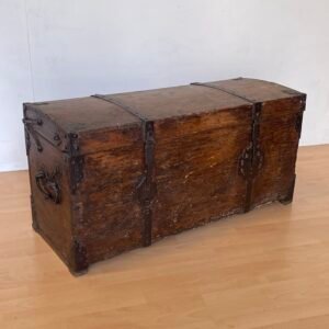 Baule antico in legno massello in stile medievale con inserti in ferro battuto