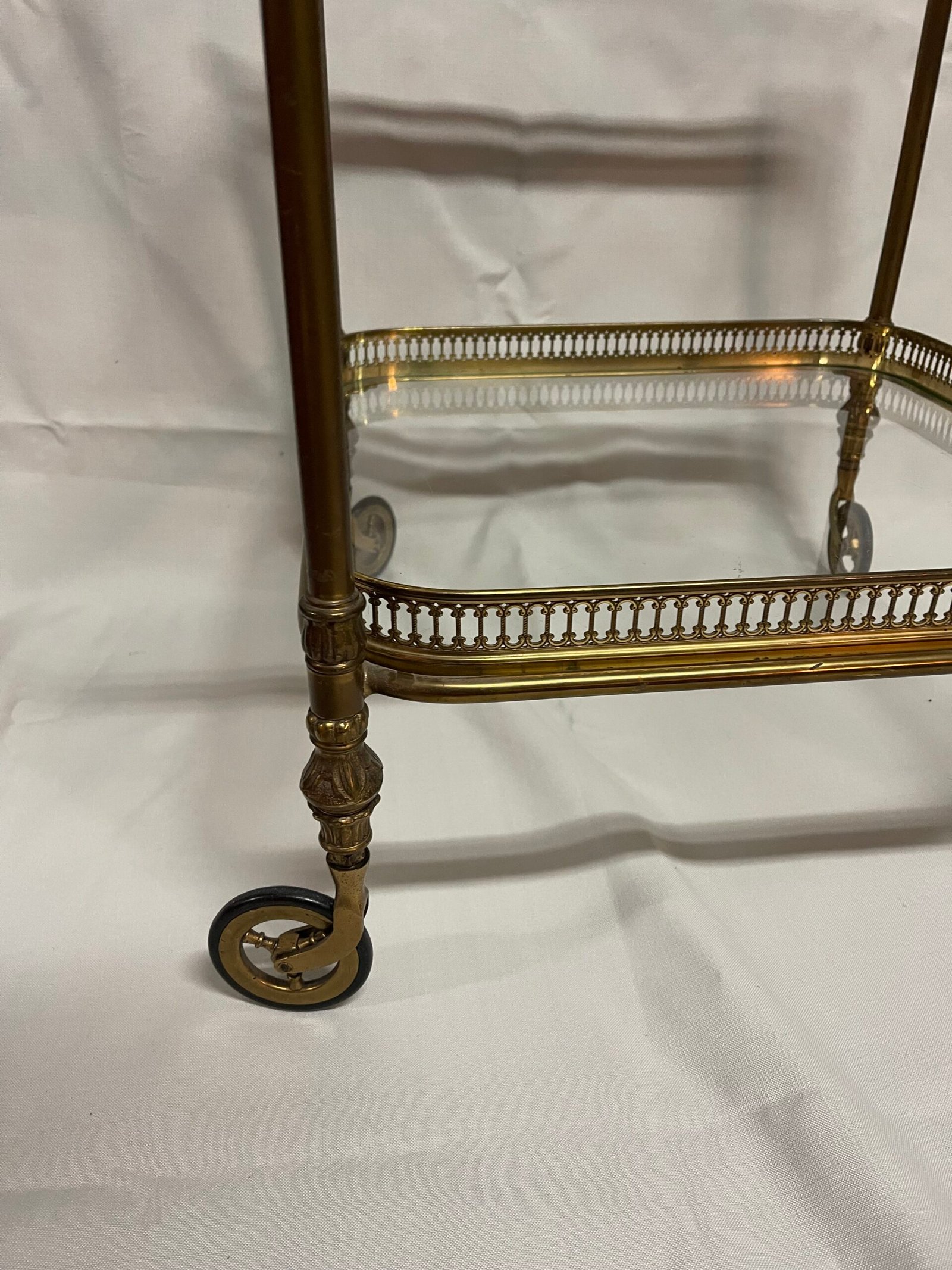 Carrello da tè in stile Impero con struttura in ottone e ripiani in vetro - Image 4