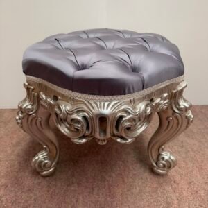 Pouf Imbottito Stile Barocco con Struttura in Legno Argentato e Capitonnè Grigio