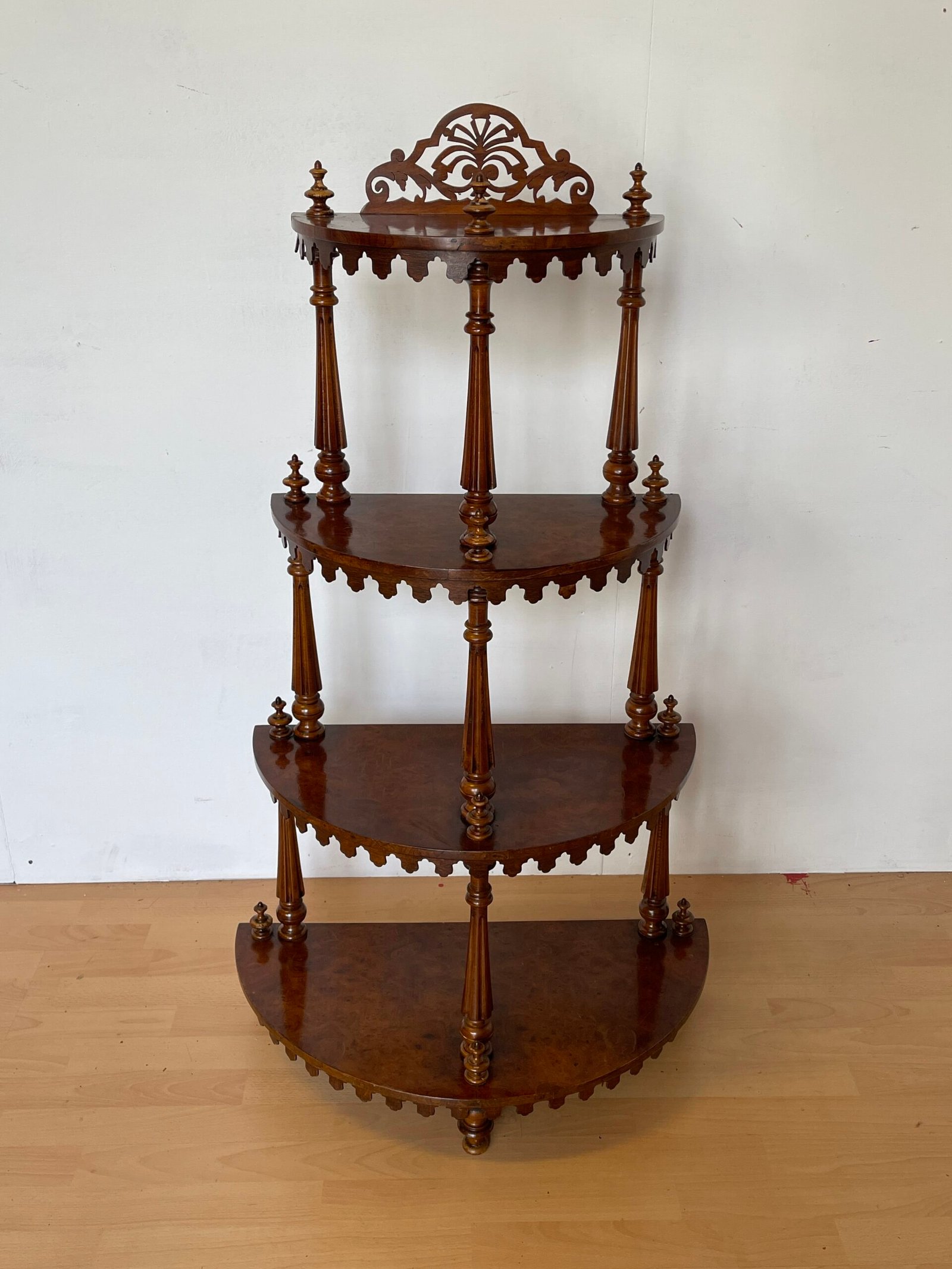 Mobile angolare in legno intagliato con 4 ripiani, stile italiano anni '60