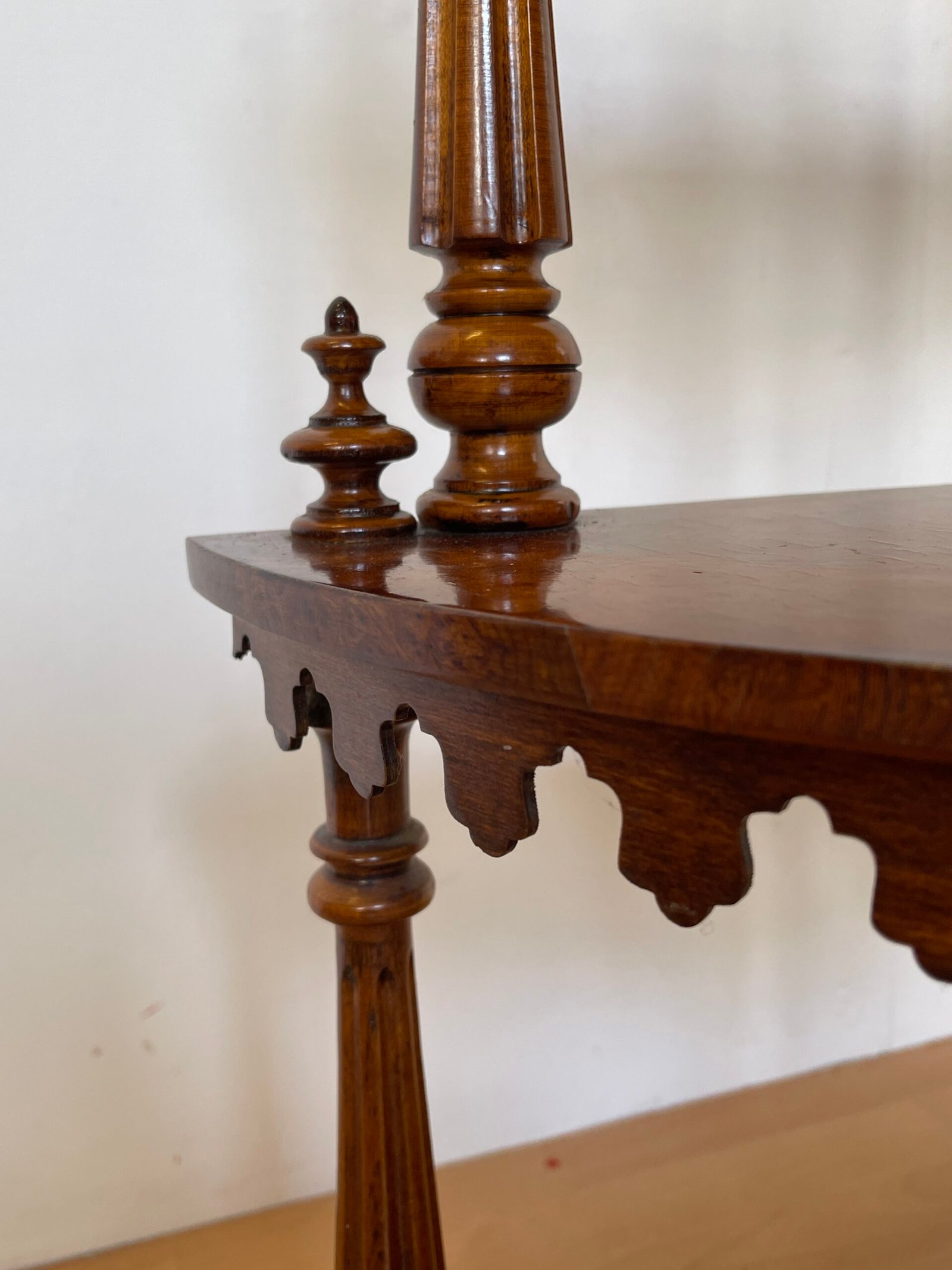 Mobile angolare in legno intagliato con 4 ripiani, stile italiano anni '60 - Image 4