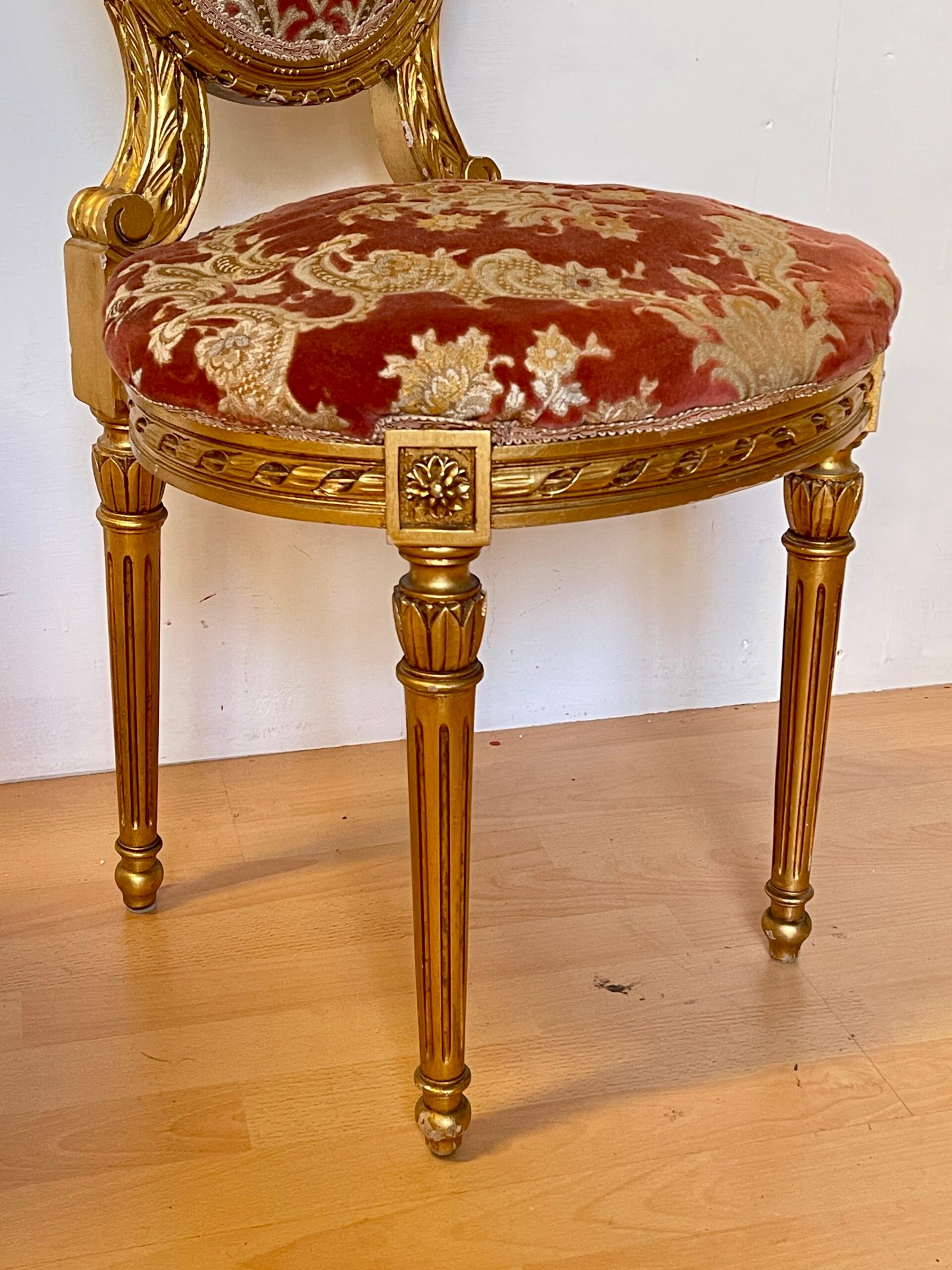 Coppia di Sedie in Stile Luigi XVI – Intagli Dorati e Tappezzeria Barocca - Image 3