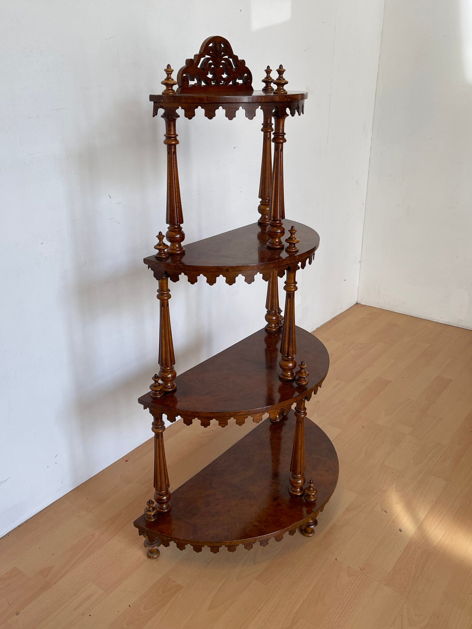 Mobile angolare in legno intagliato con 4 ripiani, stile italiano anni '60 - Image 6