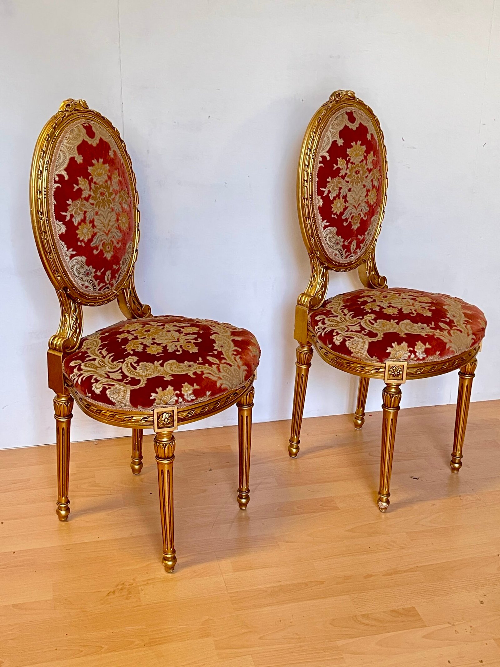 Coppia di Sedie in Stile Luigi XVI – Intagli Dorati e Tappezzeria Barocca - Image 6