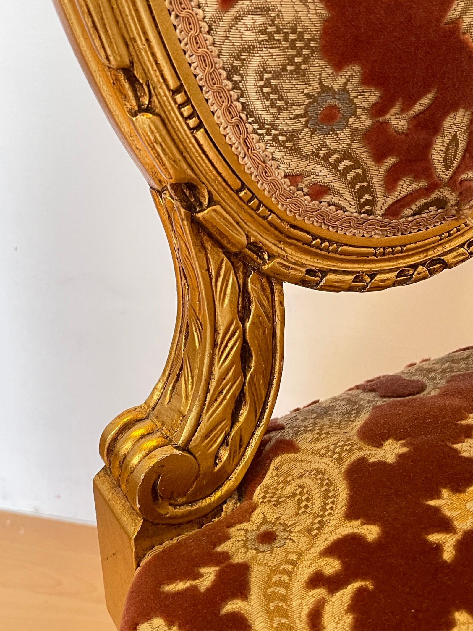 Coppia di Sedie in Stile Luigi XVI – Intagli Dorati e Tappezzeria Barocca - Image 2