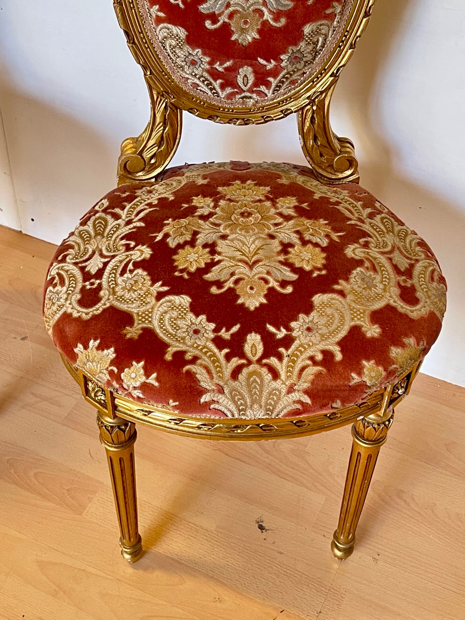 Coppia di Sedie in Stile Luigi XVI – Intagli Dorati e Tappezzeria Barocca - Image 5
